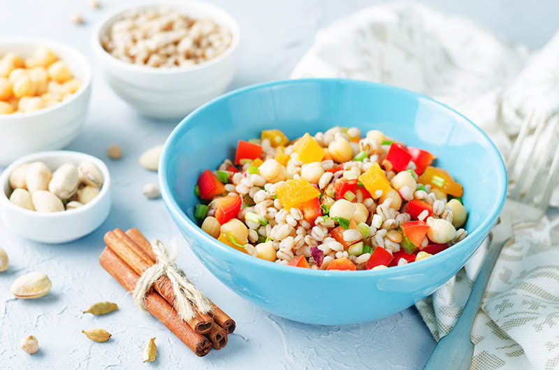 Insalata stuzzicante di orzo e ceci